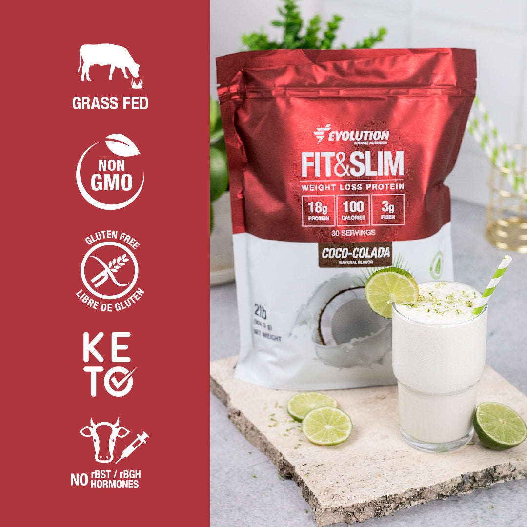 Proteína en polvo Fit & Slim sabor Coco-Colada en envase rojo, batido saludable con limón y accesorios de estilo.